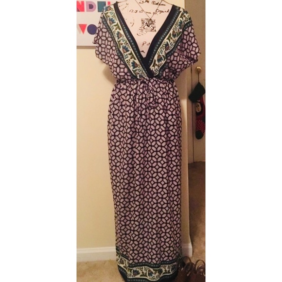 Francesca's Collections Dresses & Skirts - Gorgeous Francesca's V Neck Patterned Maxi Dress